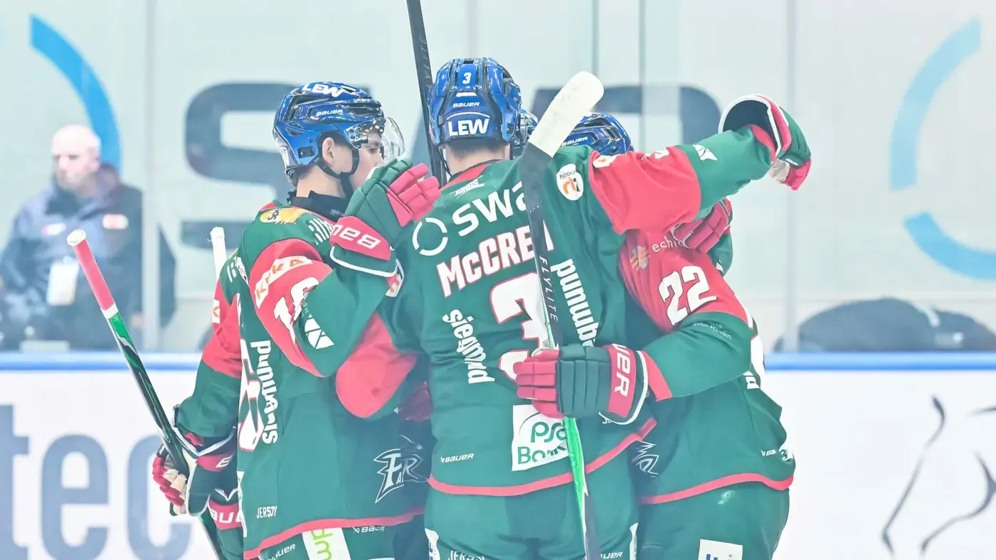 Augsburger Panther jubeln nach dem Heimsieg gegen die Grizzlys Wolfsburg