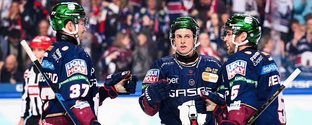 Eisbären-Spieler bejubeln den 4:0-Heimsieg gegen die Iserlohn Roosters in der Uber Arena