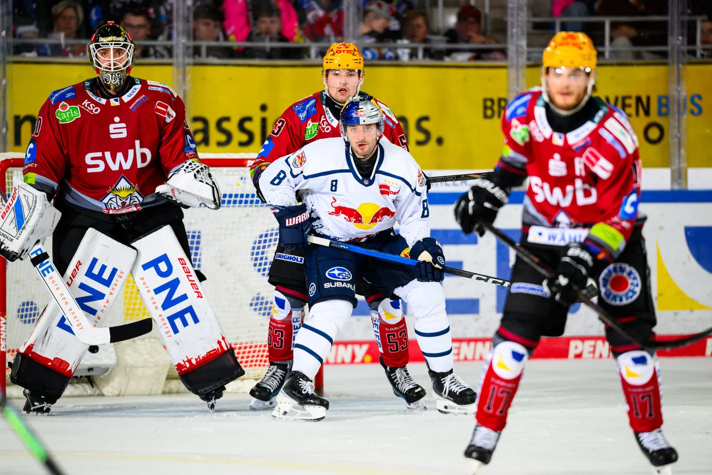 Red Bull München vor dem Tor der Fischtown Pinguins in Bremerhaven