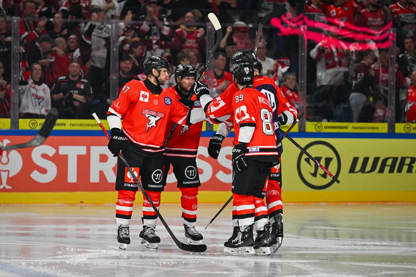 Kölner Haie jubeln beim 3:1-CHL-Sieg gegen den KAC in der YAYLA Arena