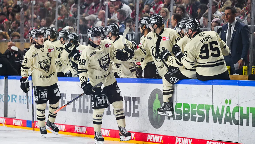 Grizzlys Wolfsburg jubeln beim 8:4-Auftaktsieg gegen die Kölner Haie in der Lanxess Arena