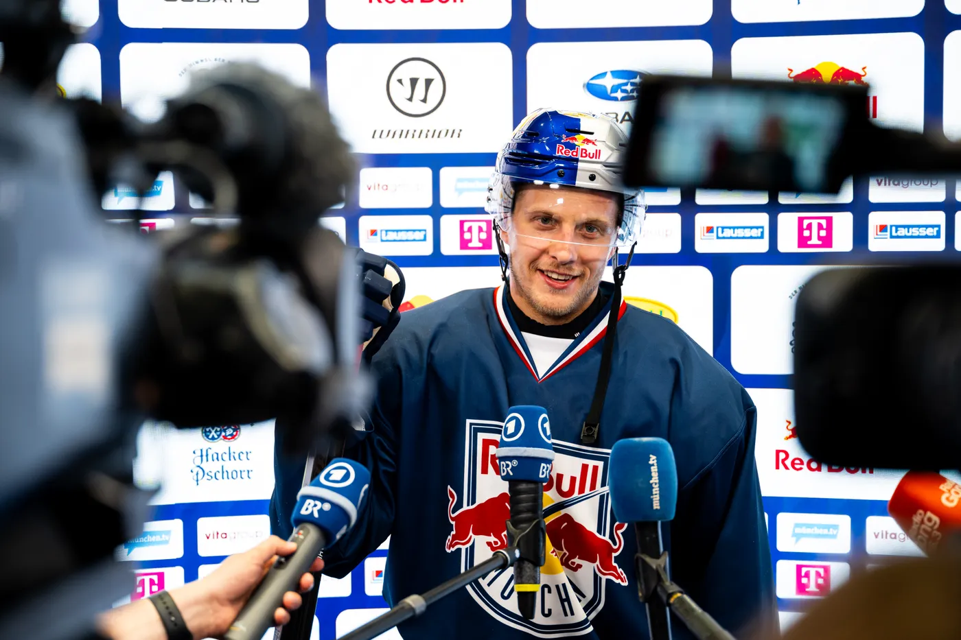 Dominik Kahun im Heimtrikot der Red Bulls beim Interview vor der Sponsorenwand — Trainingsauftakt