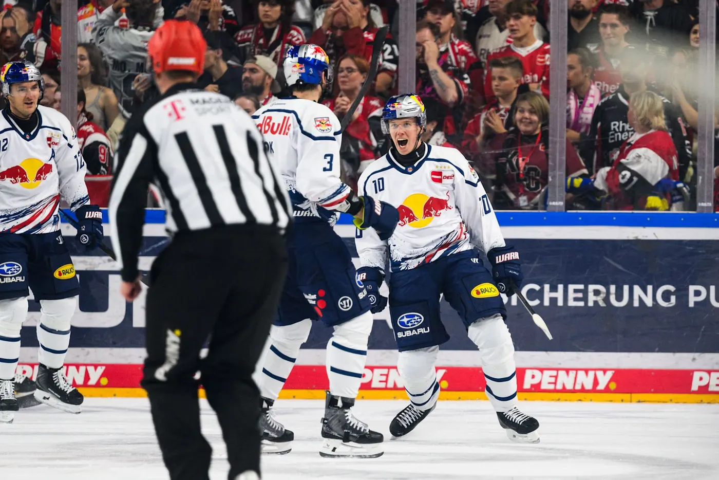 EHC Red Bull München jubelt beim 4:2 in Köln gegen die Kölner Haie