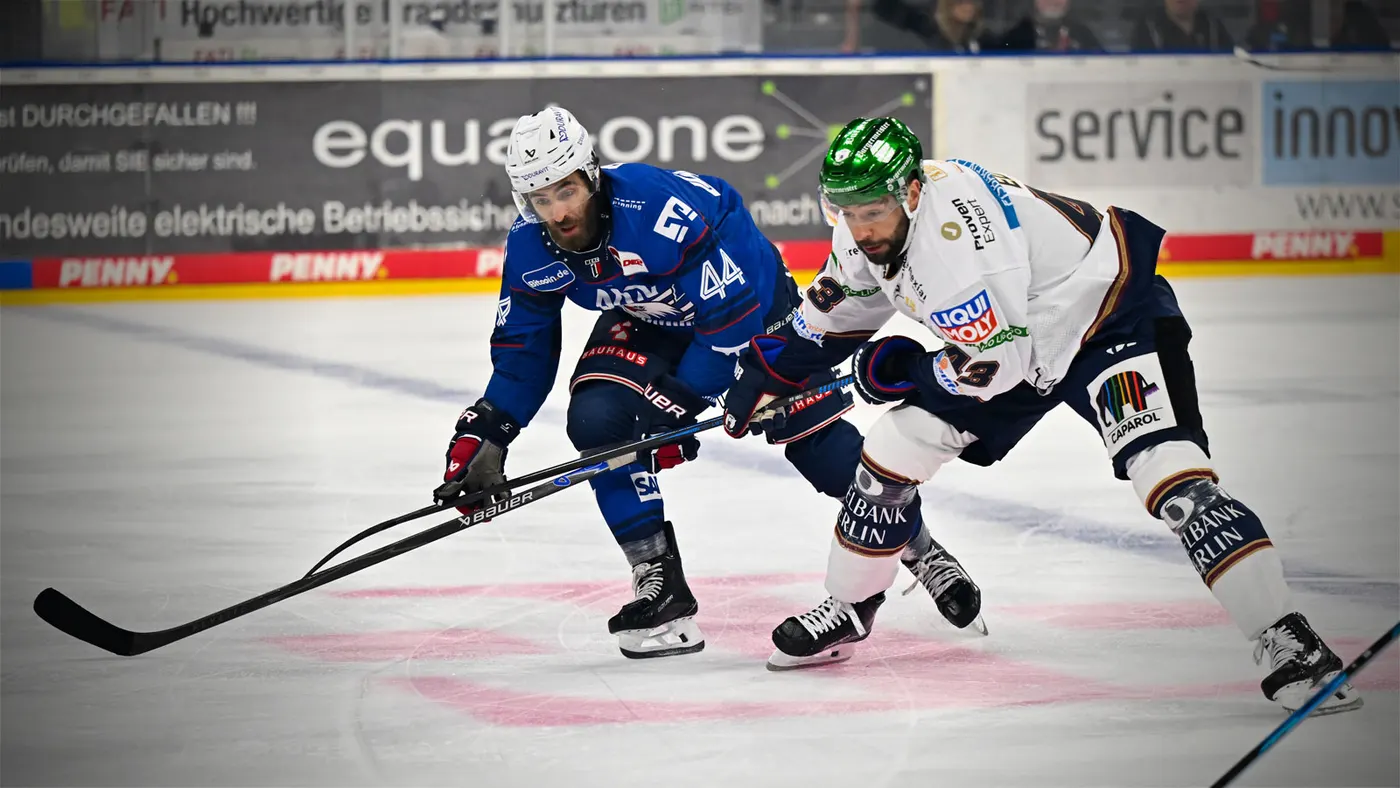 Adler Mannheim beim 4:3-Heimsieg gegen die Eisbären Berlin in der SAP Arena