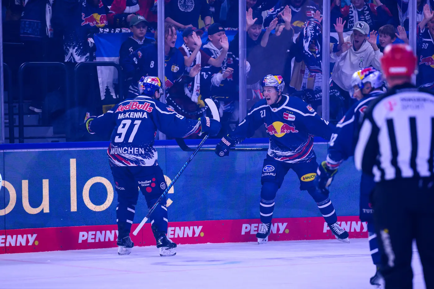 Red Bulls München jubeln vor den Fans im SAP Garden beim DEL-Auftakt 4:3 n.P. gegen die Adler Mannheim