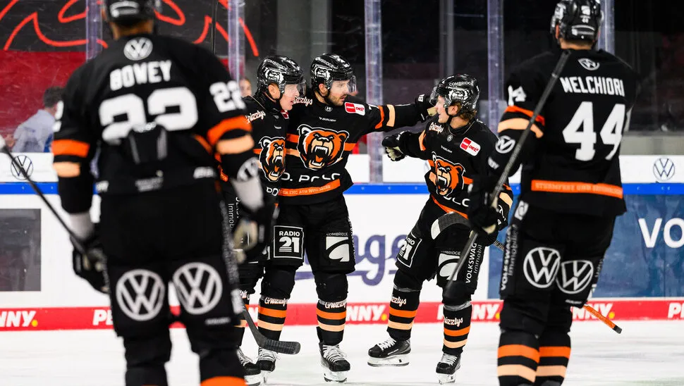 Grizzlys Wolfsburg jubeln nach dem Derbysieg gegen Bremerhaven