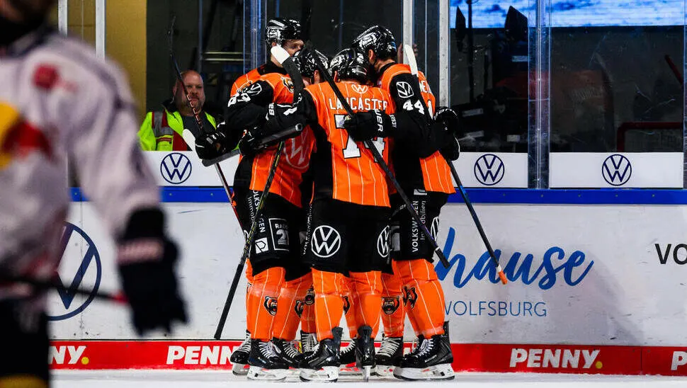 Grizzlys Wolfsburg jubeln nach dem 4:3 n.V. gegen Red Bull München in der EisArena