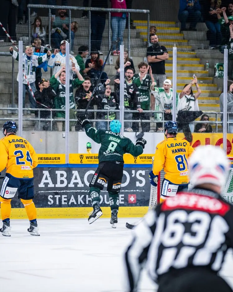 Jack Dugan und die Bietigheim Steelers jubeln beim 4:3 n.V. gegen die Lausitzer Füchse in der EgeTrans Arena