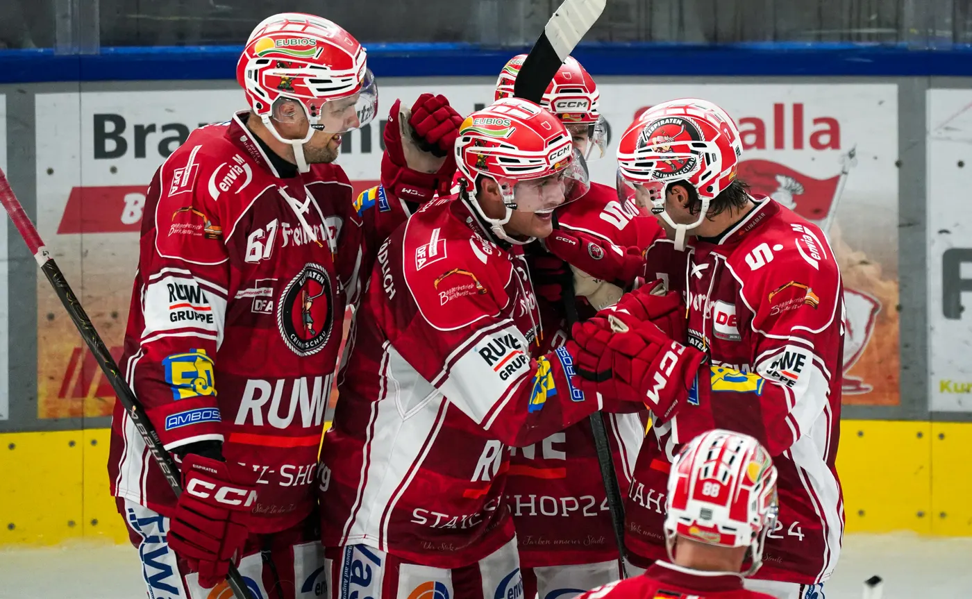 Eispiraten Crimmitschau jubeln beim 4:1-Heimsieg gegen den EHC Freiburg im Sahnpark