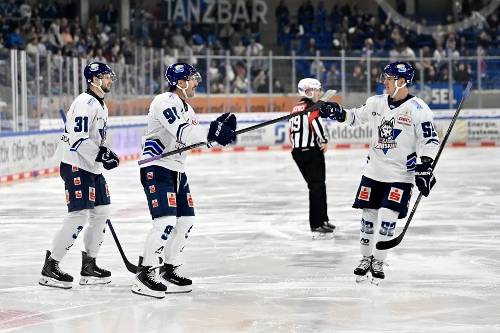 Torjubel der Kassel Huskies in der JOYNEXT Arena beim 7:3-Auswärtssieg zum DEL2-Auftakt gegen die Dresdner Eislöwen