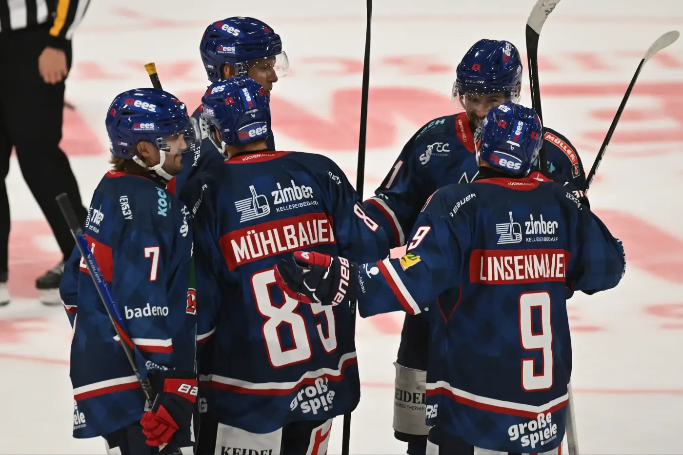 Torjubel beim EHC Freiburg: Niklas Linsenmaier (9) und Maximilian Mühlbauer (87) feiern — Motiv zum 4:3 gegen Bad Nauheim