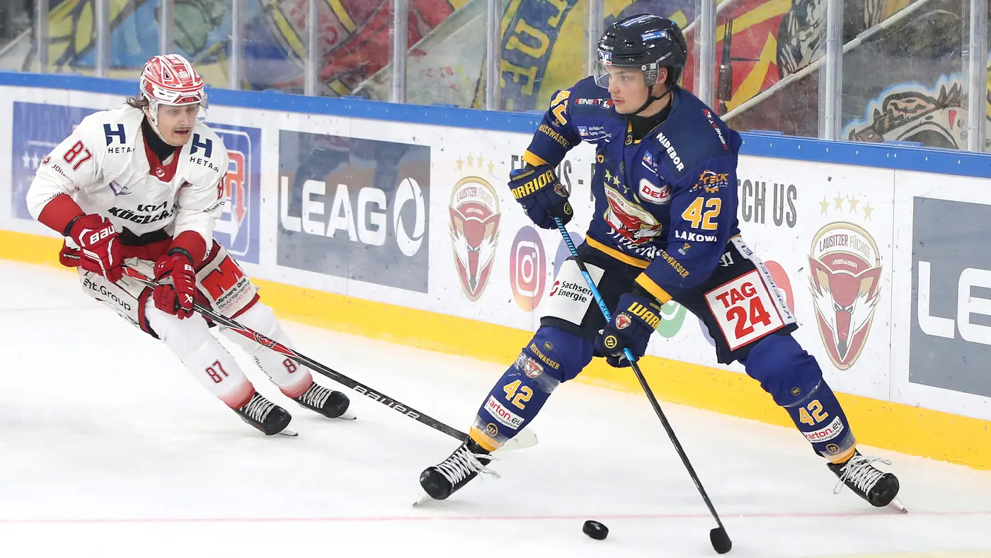 Ein Spieler der Lausitzer Füchse führt den Puck gegen den EC Bad Nauheim in der Eisarena Weißwasser