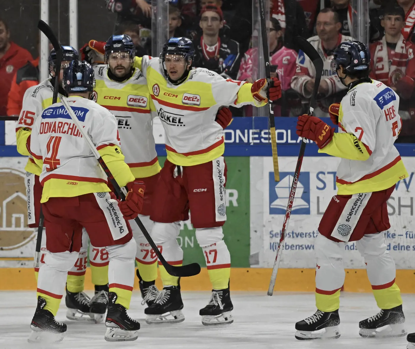 DEG-Spieler jubeln nach dem 5:6-n.P.-Auswärtssieg in Landshut