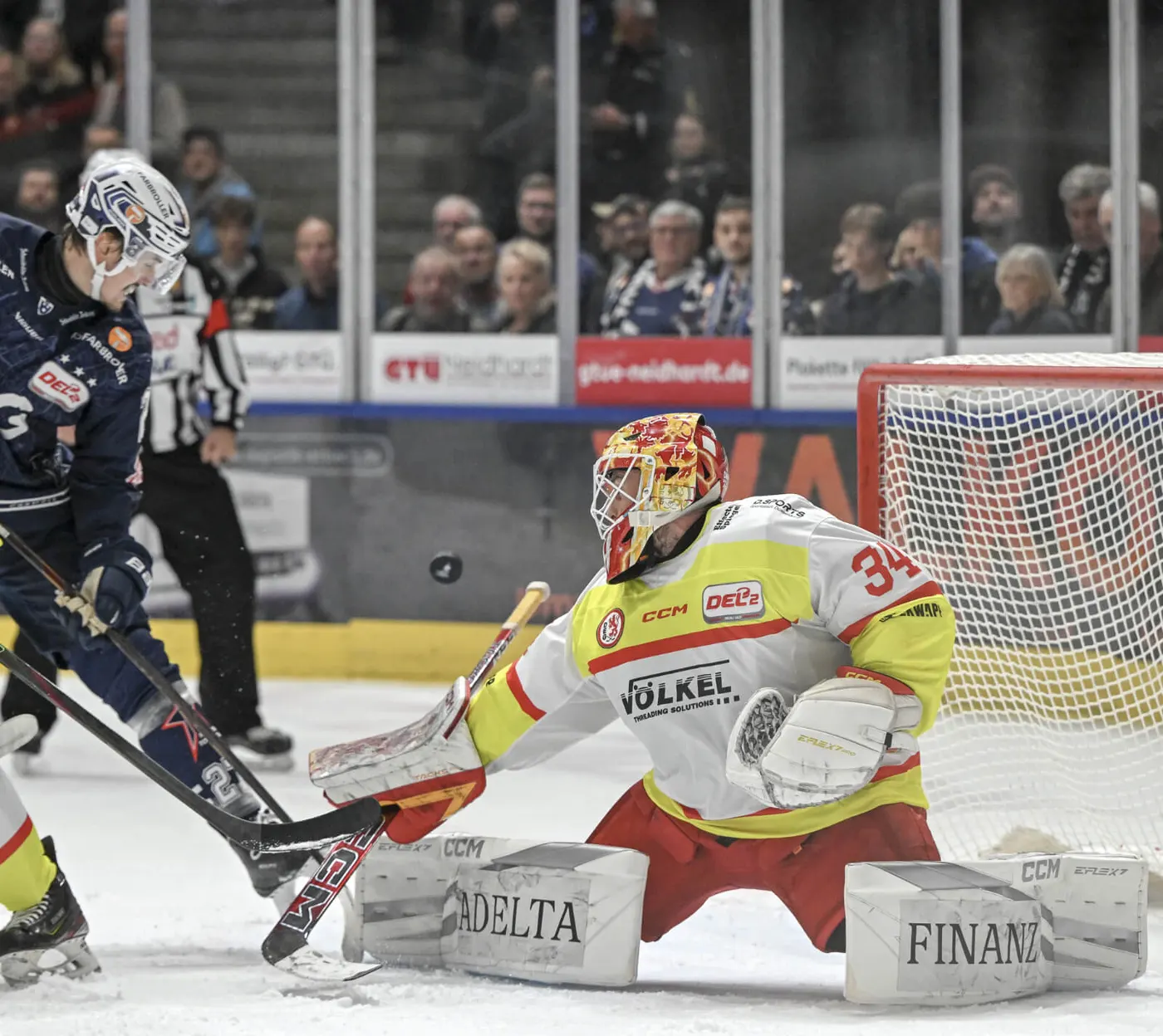 DEG-Torhüter pariert gegen die Ravensburg Towerstars beim 1:2 in der CHG Arena