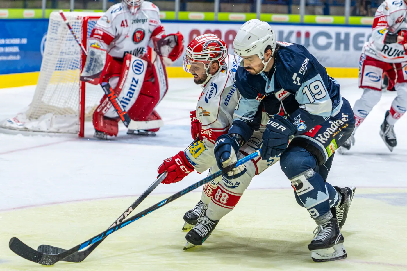 Zweikampf zwischen Blue Devils Weiden und Eispiraten Crimmitschau beim 3:2 in der Hans-Schröpf-Arena