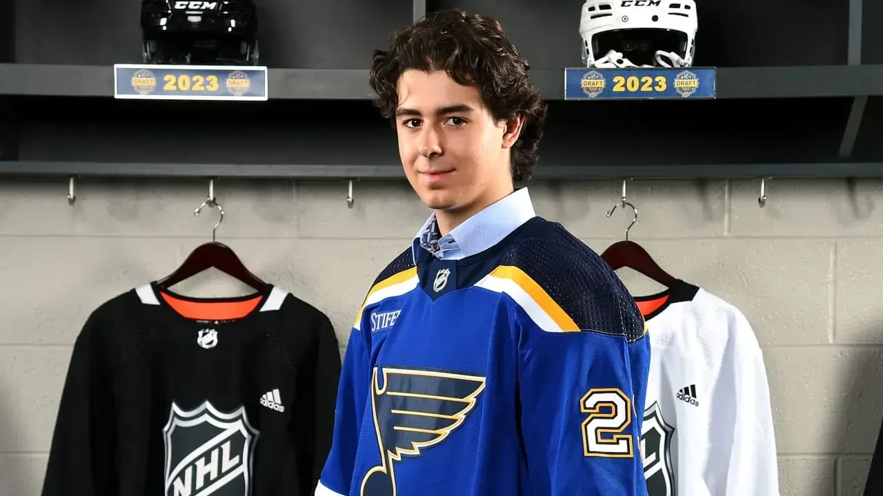 Blues-Prospect Mayich liegt nach Trainings-Kollaps in Arizona
